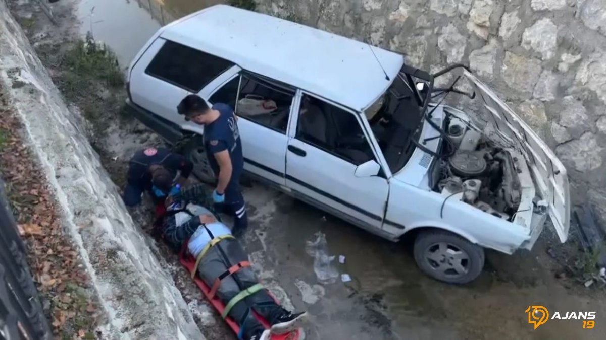 Park Halindeki Araca Dalıp Dereye Uçtu: O Anlar Kamerada! Yaralı Ekiplerce Kurtarıldı