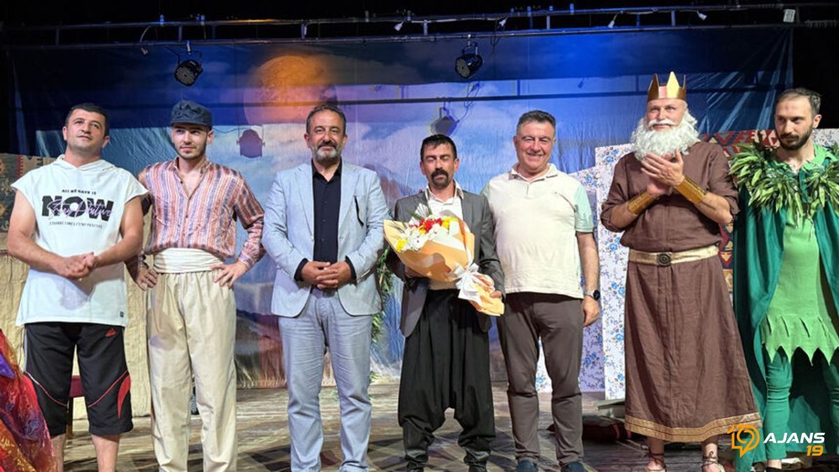Yunan Tanrıları Anadolu'da Sahnelendi: Kahkaha Tufanı Koparan Absürt Komedi Seyirciyi Büyüledi!