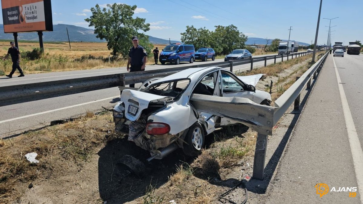Ok Gibi Saplandı! Çelik Bariyerin Ortasında Feci Kazada Sürücü Kurtarılmayı Bekledi!
