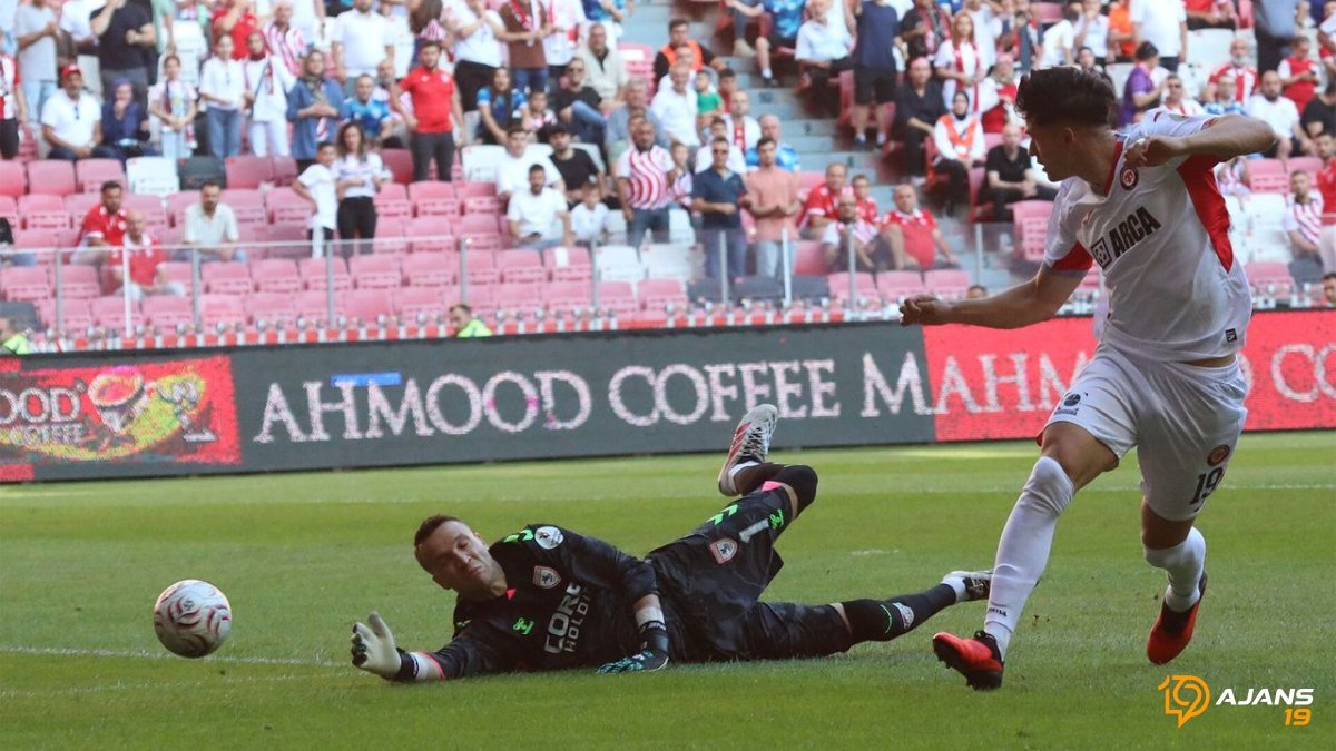 Sadece 1 DAKİKA! Arca Çorum FK'nın Yıldız Golcüsü Rekor Kırdı: Tarihe Geçen An!
