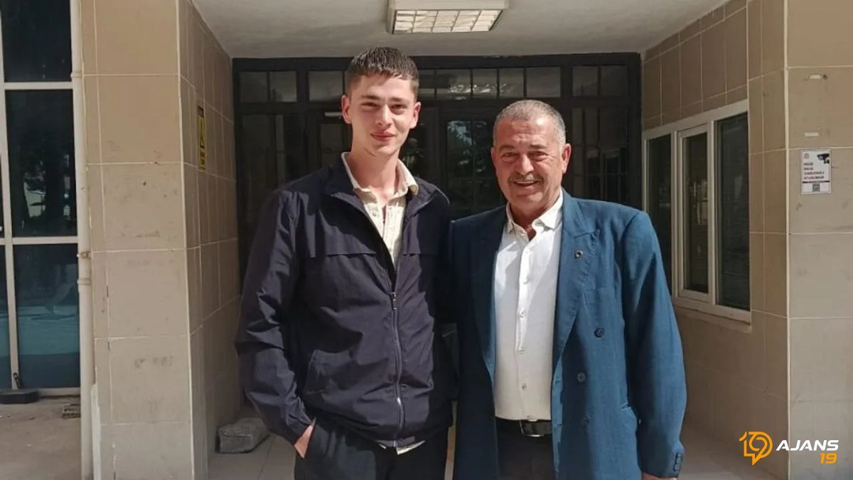 Bakan Sanılan İsim, Yıllar Sonra Üniversite Sıralarında: Baba ve Oğul Aynı Kampüste Öğrenci!
