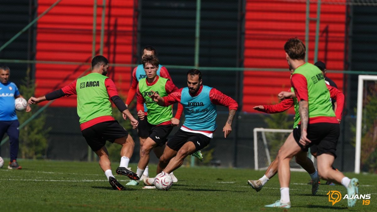 Göztepe Engeli Öncesi Arca Çorum FK'da Ateş Hattı! Teknik Direktörün Yeni Sistemi Şaşırttı
