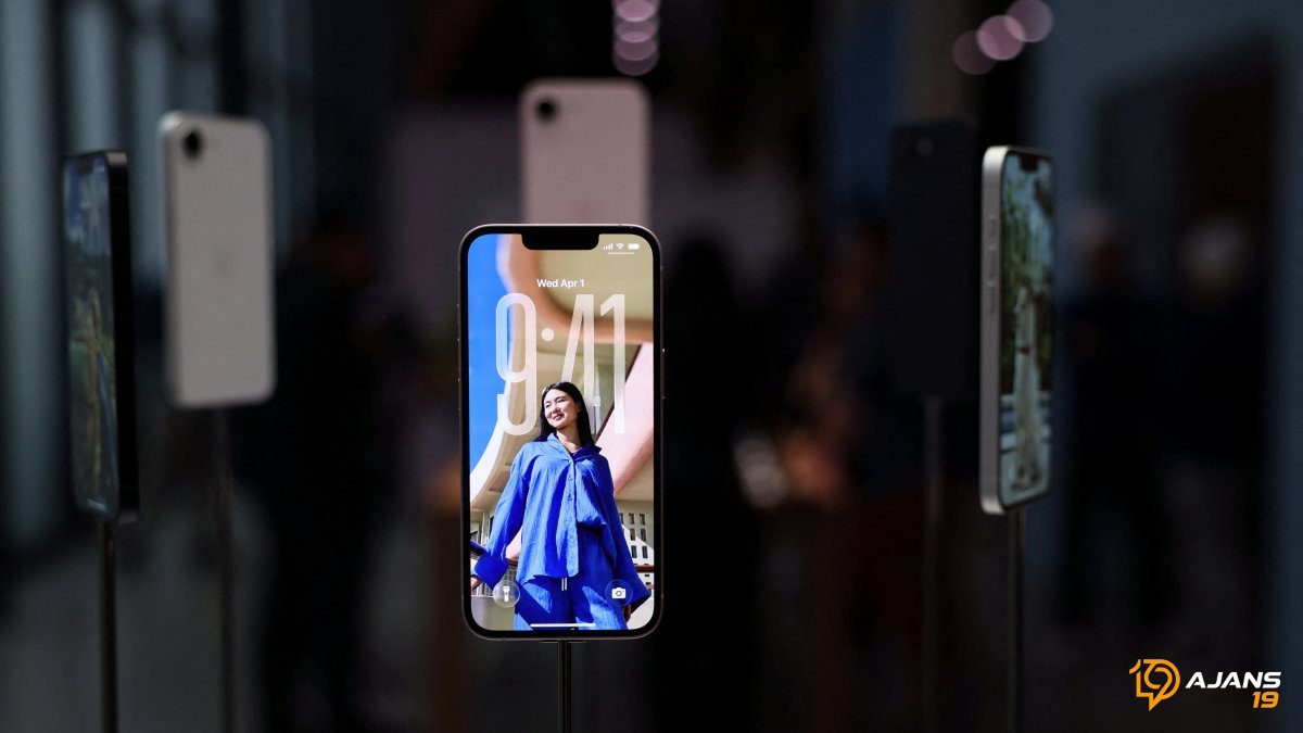 Apple'dan Devrim Niteliğinde Hamle: iPhone 18 Pro Değil, Katlanabilir Ekranlı İlk iPhone Geliyor! Fiyatı Dudak Uçuklatacak!