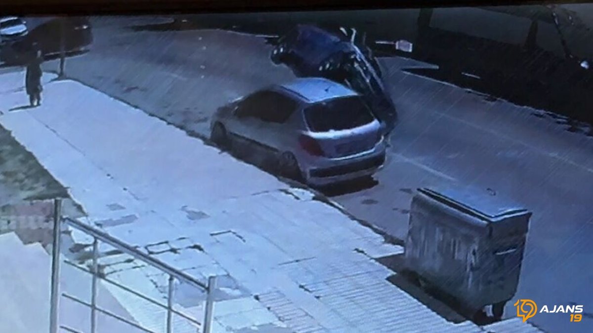 Park Edilmiş Araçla Çarpışan Otomobil Saniyeler İçinde Yan Yattı! O Anlar Güvenlik Kamerasıyla Kayıt Altına Alındı