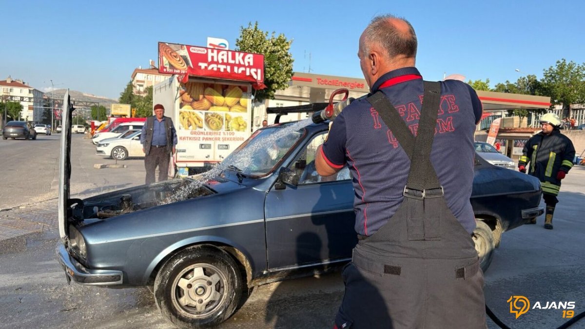 Akaryakıt İstasyonunda Alev Alan Araç Nefesleri Kesti! Kahraman Vatandaşlar Olaya Müdahale Etti