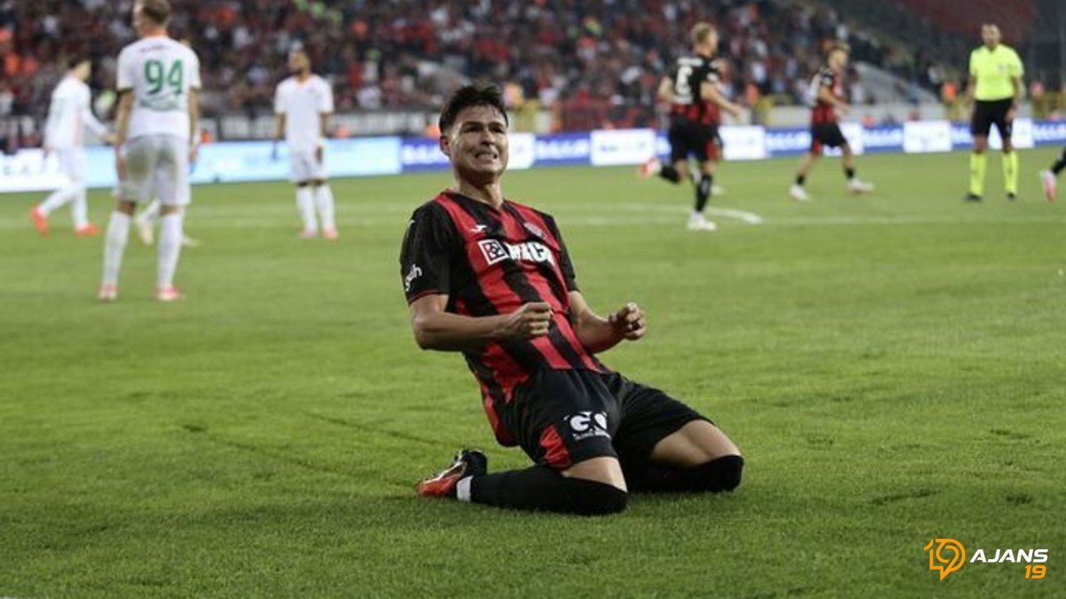 Süper Lig'de Gol Fırtınası: Venezüellalı Yıldız Krallığı Sallıyor!