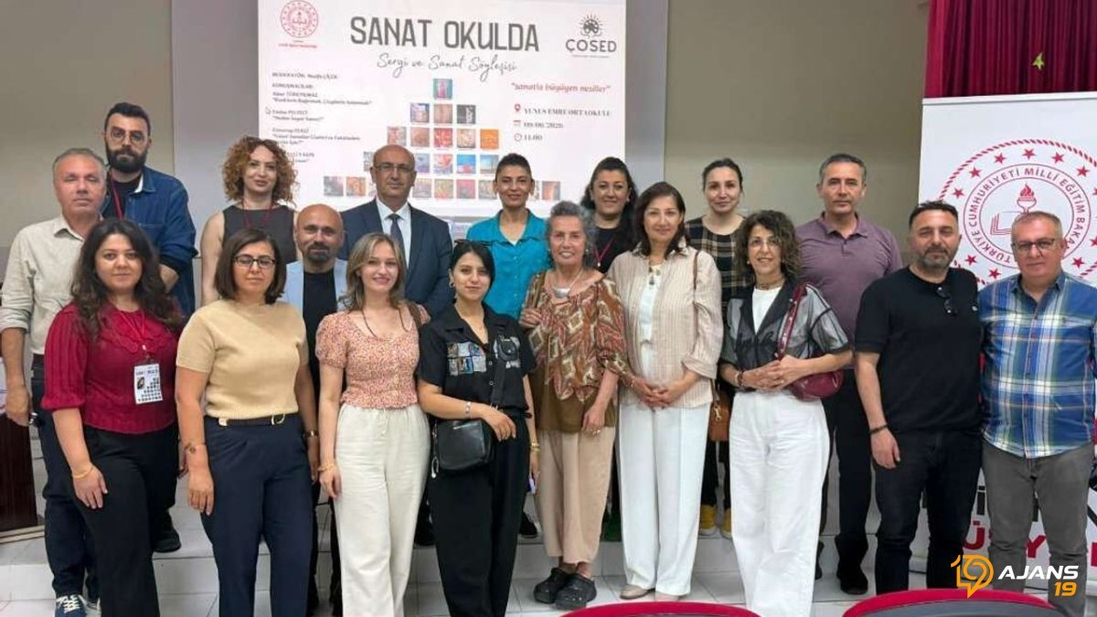 Yunus Emre Ortaokulu'ndan 'Sanata Dokunuş': Öğrenciler Sahneye Damga Vurdu!
