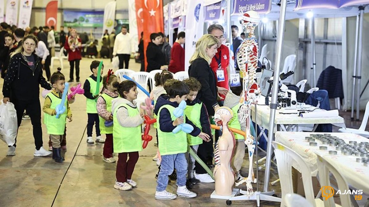8 Bin Genç Bilimle Buluştu! Çorum'da Dev Bilim Şenliği Başladı: Geleceğin Mucitleri Sahneye Çıkıyor!
