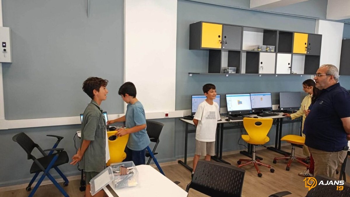 Geleceğin Mimarları Robotlarla Tanışıyor: Kodlama Kampı Yeni Nesil Zekaları Şekillendiriyor!