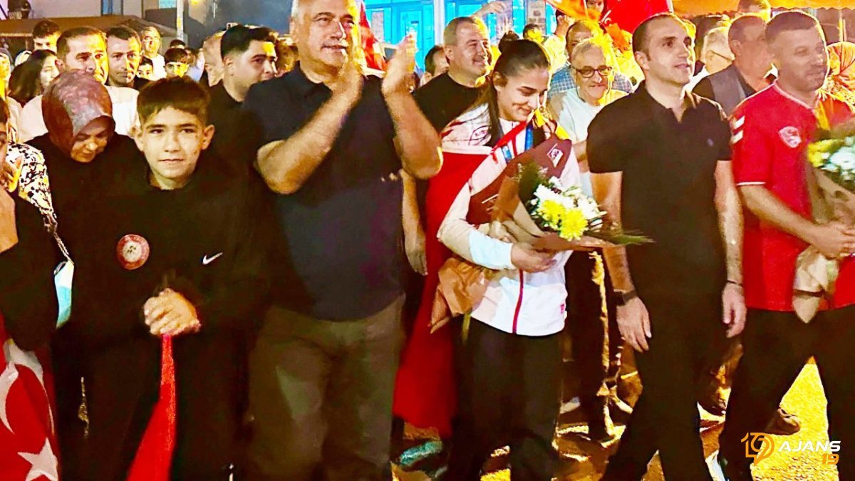 Dünya Şampiyonu Özdenur Özmez'den Tarihi Başarı! Türkiye'ye Dönüşünde Gövde Gösterisi Yaptı