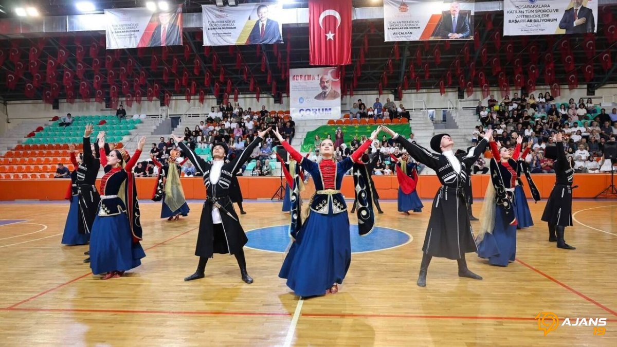 Çorum'da Nefes Kesen Dans Rüzgarı: Kafkas Kültürü Sahneye Taındı!