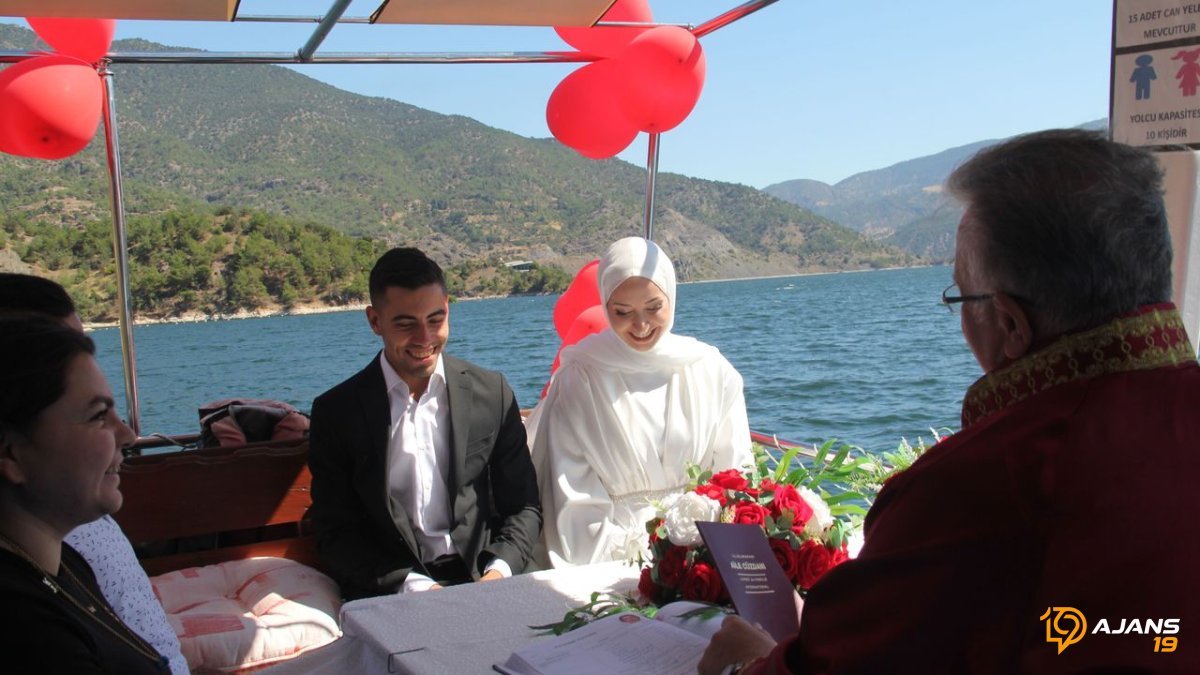 Çorum'da bir çiftin nikahı teknede kıyıldı