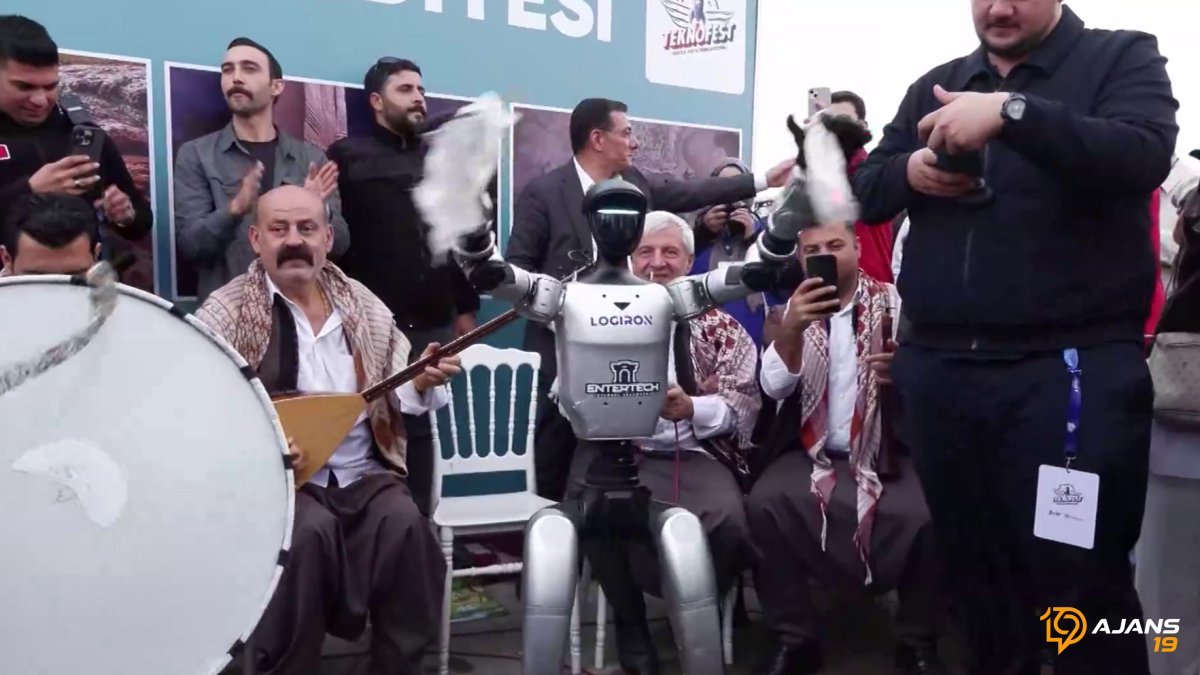 Şanlıurfa Teknofest'te Tarihi An: İnsansı Robot Sahneye Çıktı, Türküler Eşliğinde Halay Çekti!