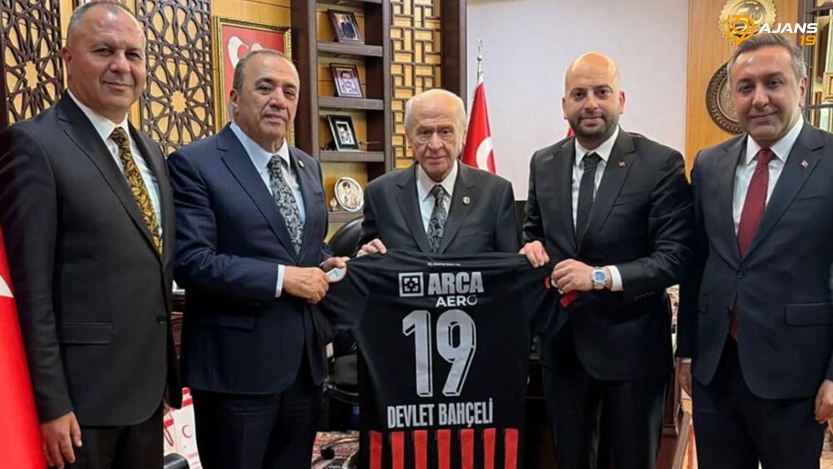 Devlet Bahçeli'ye Çorum FK'dan Anlamlı Armağan: Kırmızı-Siyahlı Forma Takdim Edildi