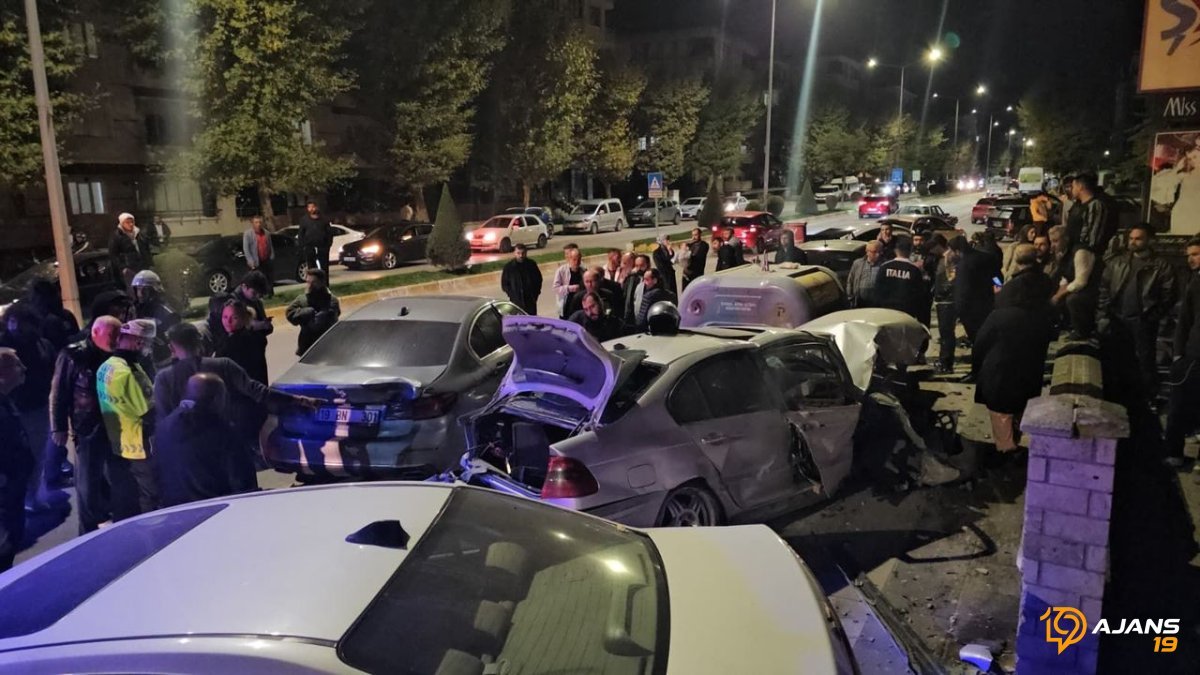 Çorum'da Ölümcül Kaza: Cadde Savaş Alanına Döndü, Trafoya Dalıp Ateş Saçtılar!