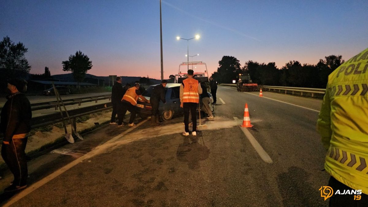 Çorum'da Akılalmaz Kaza: Otomobil Traktöre Saplandı, Refüj Metrelerce Sürükledi! Olay Yerinden İlk Görüntüler ve Yaralının Durumu...