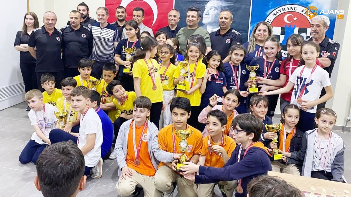 Çorum'da Satrançta Minik Dehalar Sahne Aldı: Özel Bilgi Koleji'nden Çifte Şampiyonluk!