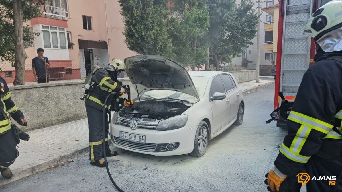 Çorum Sokaklarında Nefes Kesen Anlar: Park Halindeki Otomobil Alevlere Teslim Oldu! Müdahale Saniyesi Saniyesine Kaydedildi!