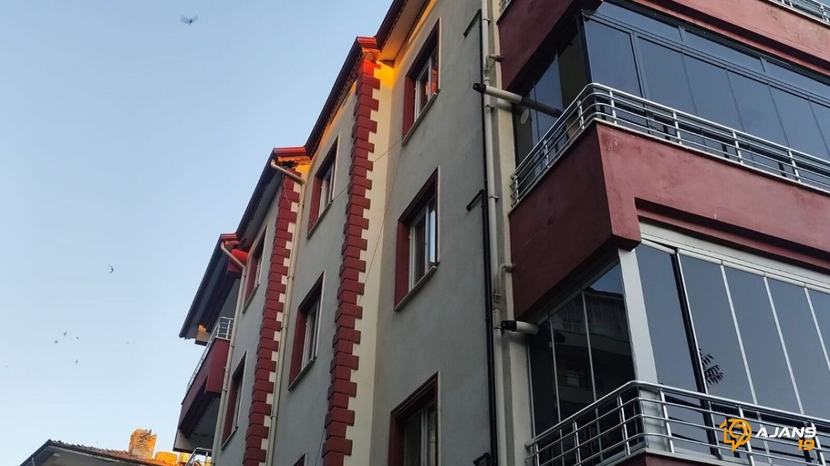 Kırlangıcın Dramı! Çatıya Sıkıştı, İtfaiye Ekipleri Nefes Kesen Kurtarma Operasyonu Başlattı!