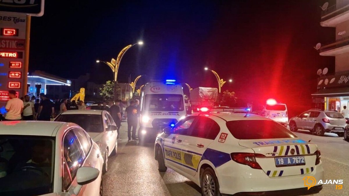 Alaca'da Akılalmaz Kaza: Otomobil Motosikleti Böyle Vurdu, Sonrası Kanlı Bitti! 1'i Ağır 2 Kişi Yerde!