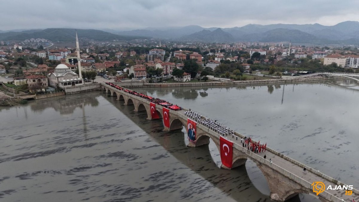Osmancık'ta Cumhuriyet Coşkusu: 103 Metrelik Türk Bayrağı Gökyüzünde Dalgalandı!