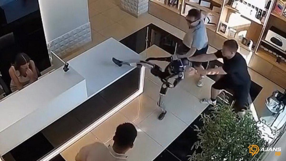 Müşteriyle 'Tekme Tokat' Hesaplaştı: Rusya'da Robotun Çılgın Savunması Canlı Yayında!