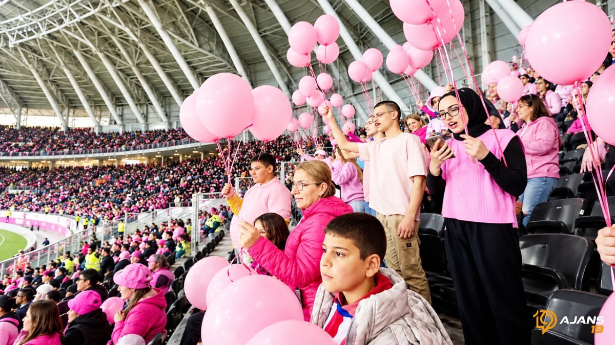 Binlerce Kişi Pembe Çorum Sahasına İndi! Meme Kanseri Farkındalığına Görülmemiş Destek