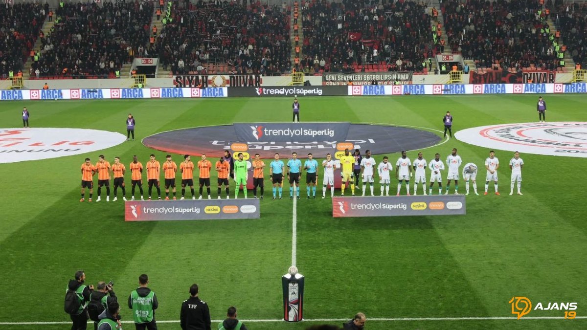 Süper Lig'de Flaş Karar! 8 Kulüp Ağır Ceza Aldı: Futbol Arenası Sallanıyor!