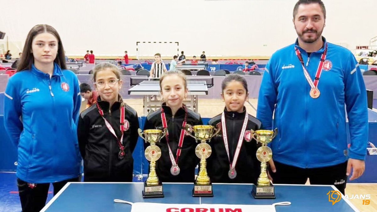 Minik Tenisçiler Sinop'ta Tarih Yazdı: Çorum Belediyespor İki Kupa Birden Kaldırdı!