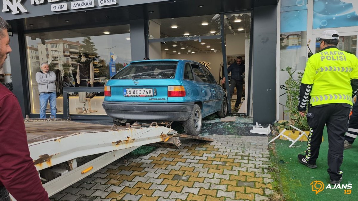 Otomobil Mağazaya Daldı, Sonrası Kanlı Bitti: Baba ve Kızı Dayakla Hastanelik Oldu!