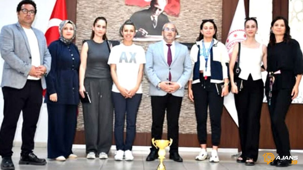 8 Mart Kupası Sona Erdi: Evinin Sultanları, Şampiyonluğu İl Müdürüyle Kutladı!