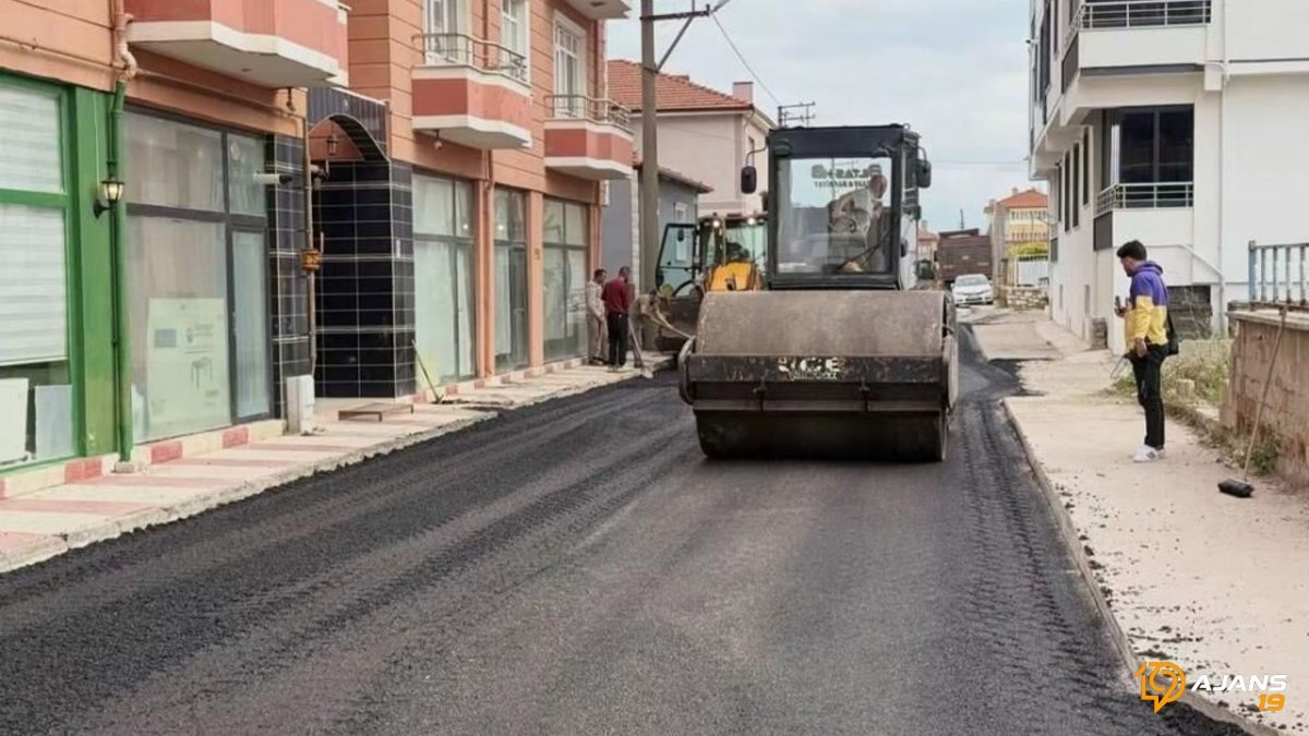 Alaca'da Yollar Nefes Aldı: 3 Sokak Sıcak Asfaltla Yenilendi! Başkan Arslan'dan Açıklama