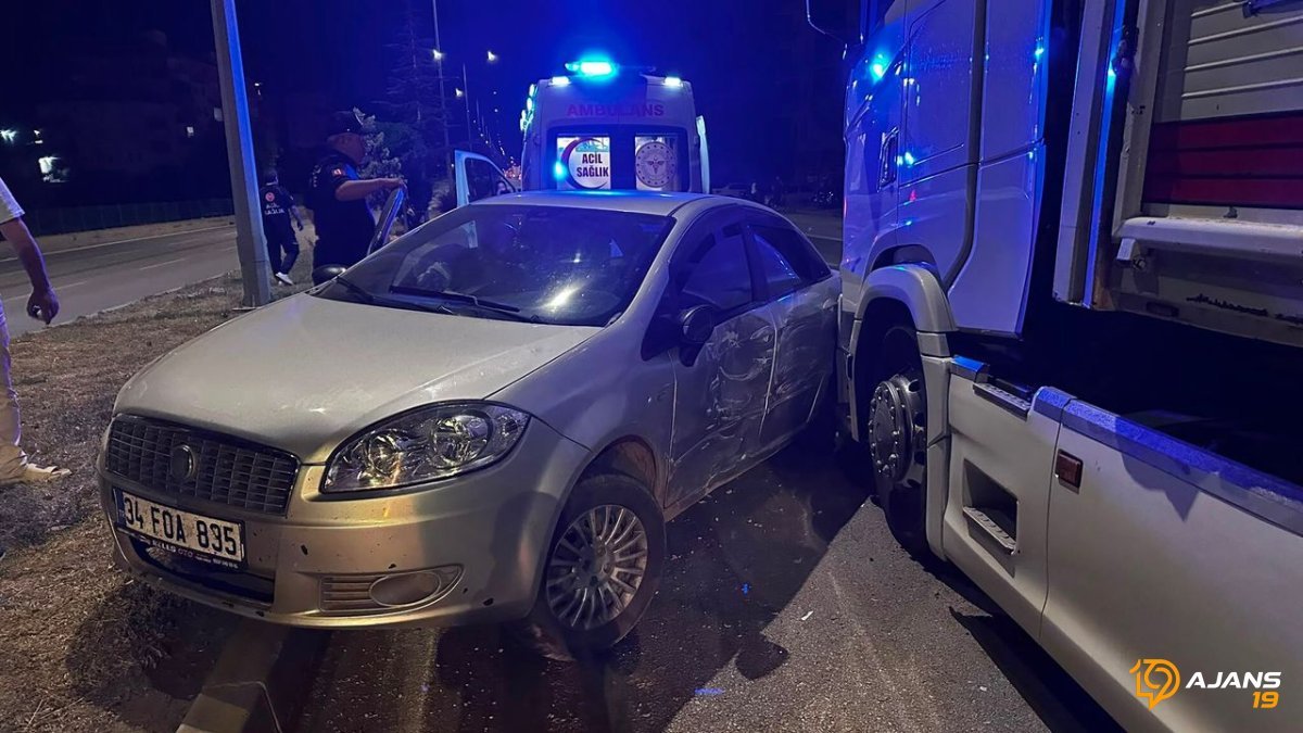 Çorum'da Dehşet Anları! Tır ile Otomobil Kafa Kafaya Çarpıştı: 2 Yaralı!