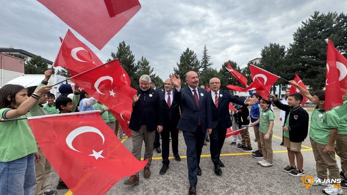 Belediye Başkanı Çocuklarla Mendil Kapmaca Oynadı: Çorum İlköğretim Haftası Renk Cümbüşüyle Başladı!