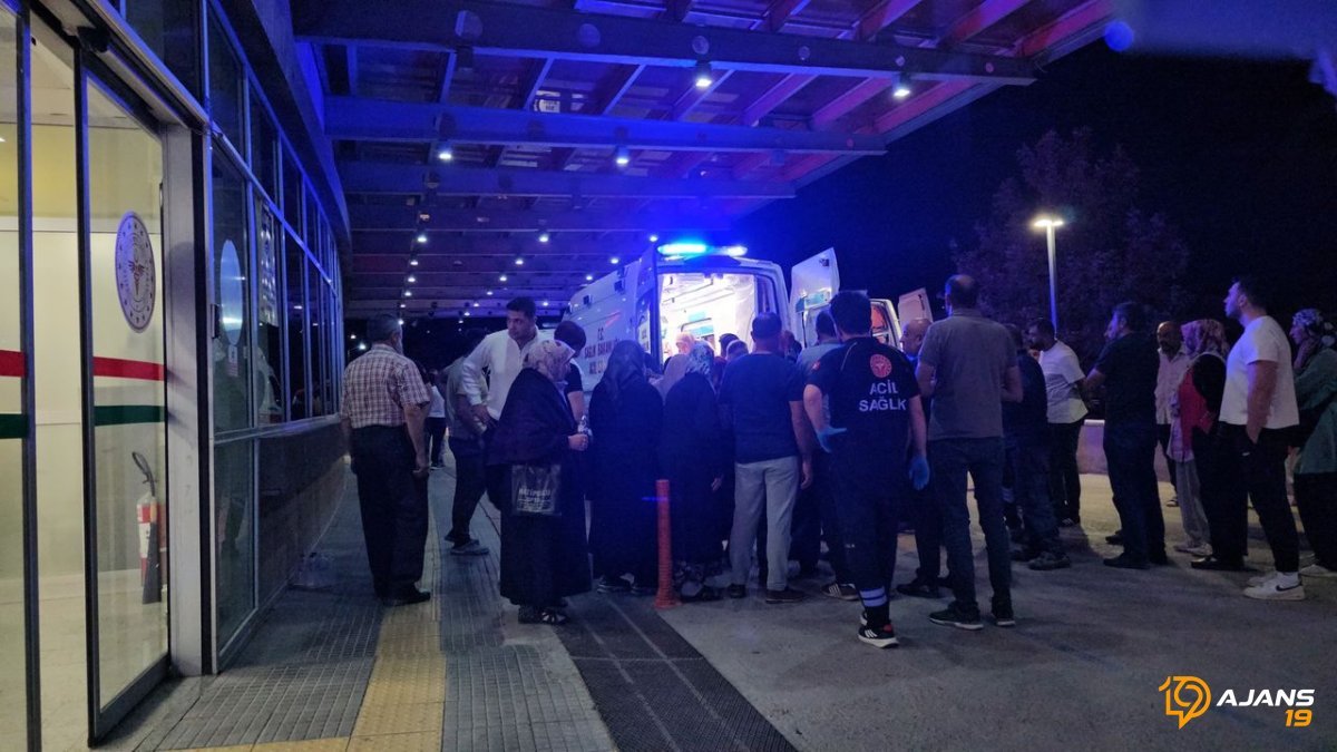 Traktör Faciasından Kurtuldu: Balya Yükü Altından Canını Zor Kurtardı, Ankara Yolu Göründü!