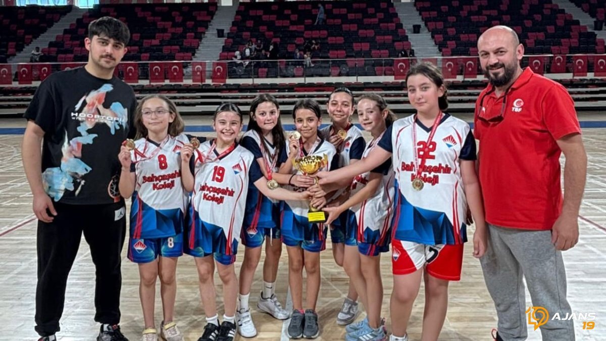 Basketbolda Minik Devler Sahne Aldı: Bahçeşehir Koleji Kızları Şampiyonluk Kupasını Kaldırdı!