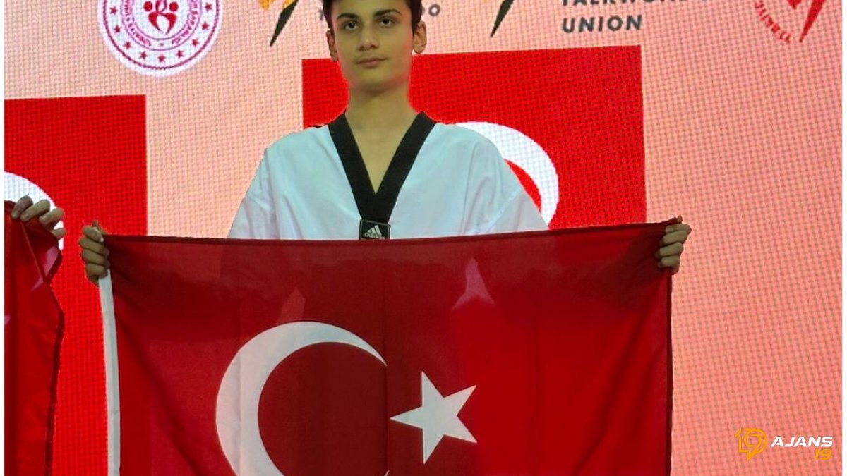 Milli Takım Sahneye Çıkıyor: Tugay Yolal'ın Beklenmedik Daveti Futbol Arenasını Salladı!