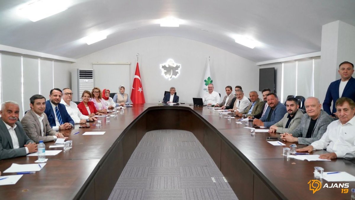 Gelecek Partisi'nden Şok Karar: Siyasi Arena Veda Mı Ediyor? Genel Merkezden Açıklama Geldi!