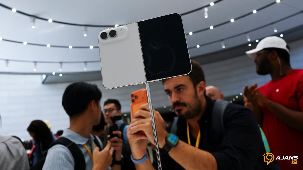 Apple'dan Devrim Niteliğinde Adım: iPhone Duo Katlanabilir Ekranla Karşımızda! Fiyatı Dudak Uçuklatıyor
