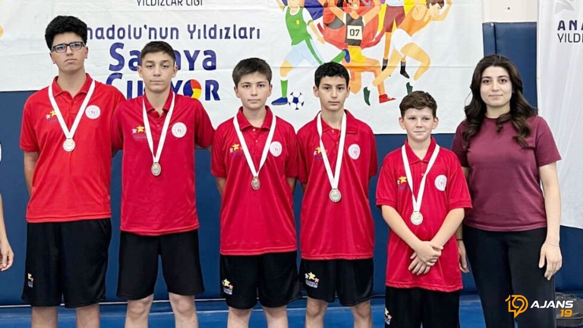 Tarihi Başarı! Çorum Badminton'da Türkiye Şampiyonası'na Gidiyor: Erzurum'da Sahneye Çıkan Devler!