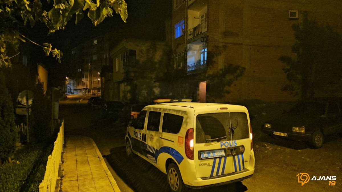 Çorum'da Kanlı Gece: Sokak Ortasında Yaşanan Dehşet Kamerada! Bıçaklar Konuştu, 1 Kişi Ağır Yaralandı!