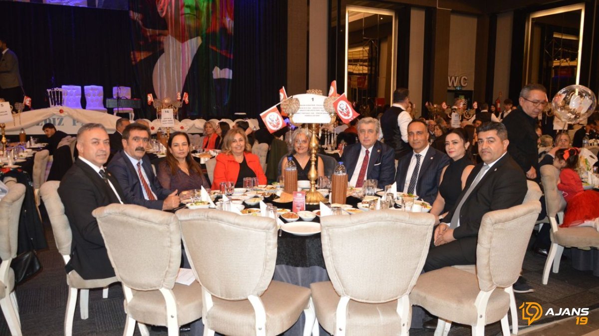 Cumhuriyet Balosu'nda Sürpriz Buluşma: Demokrasi Ateşi Yeniden Yakıldı, Sahneye Kim Çıktı Merak Edildi!