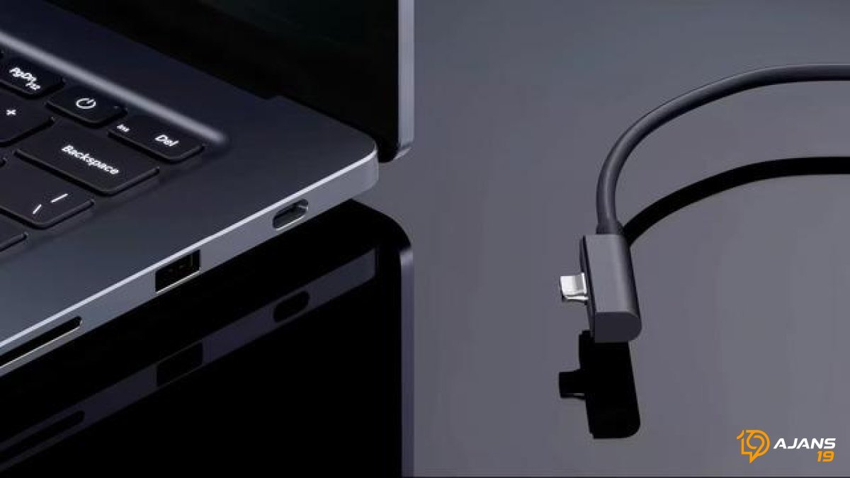 Microsoft'tan Devrim Yaratan Teknoloji: Dizüstü Bilgisayarınız Artık Yere Düşmüyor! Mıknatıslı Type-C Geliyor