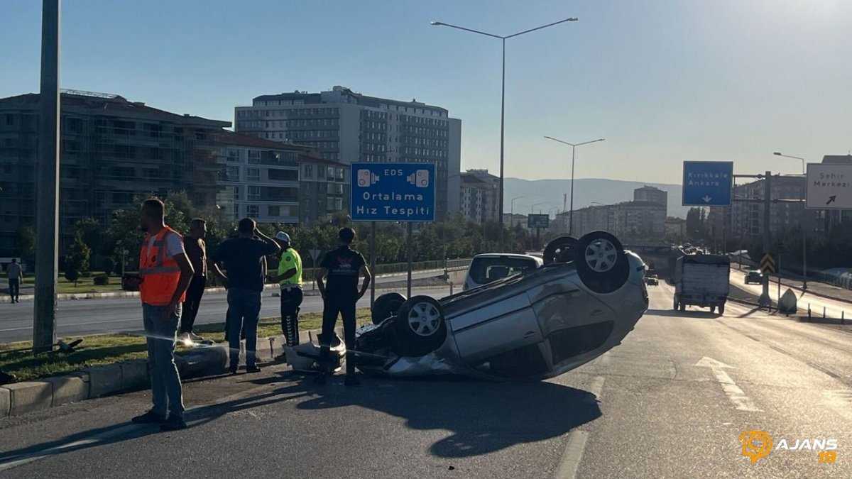 Çorum'da Akıl Almaz Kaza! Otomobil Orta Refüje Dalıp Havada Takla Attı: Sürücü Ağır Yaralı