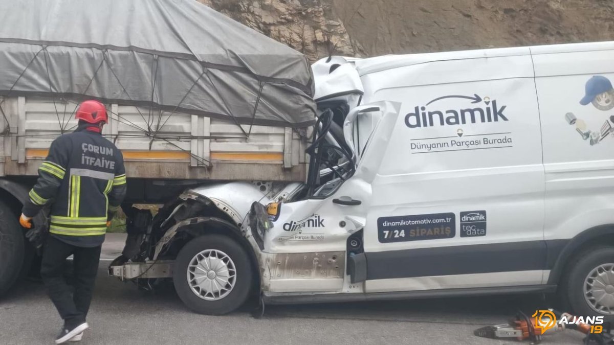 Çorum'da Tüyler Ürperten Kaza: Minibüs TIR'a Öyle Bir Çarptı Ki! Tek Bir Sürücü Kurtulamadı...