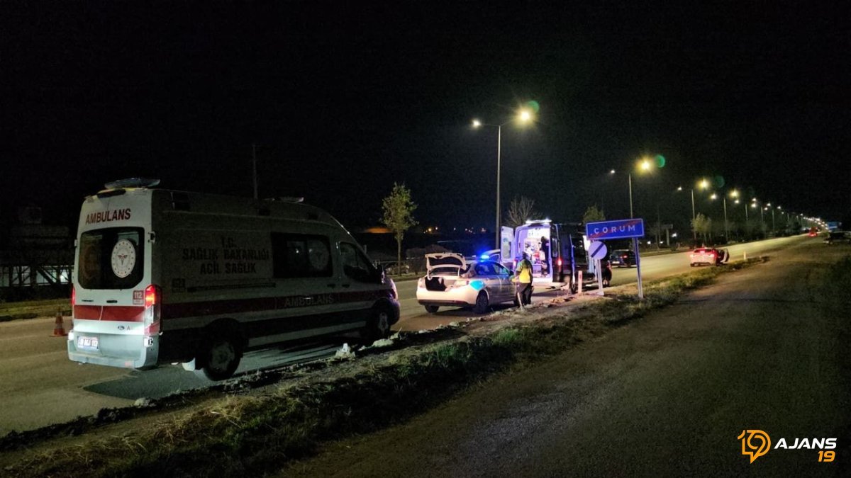 Yol Birden Karıştı: Hafif Ticari Araç Refüjü Aşarak Karşı Şeride Dalınca Anne ve Oğlu Can Pazarı Yaşadı!