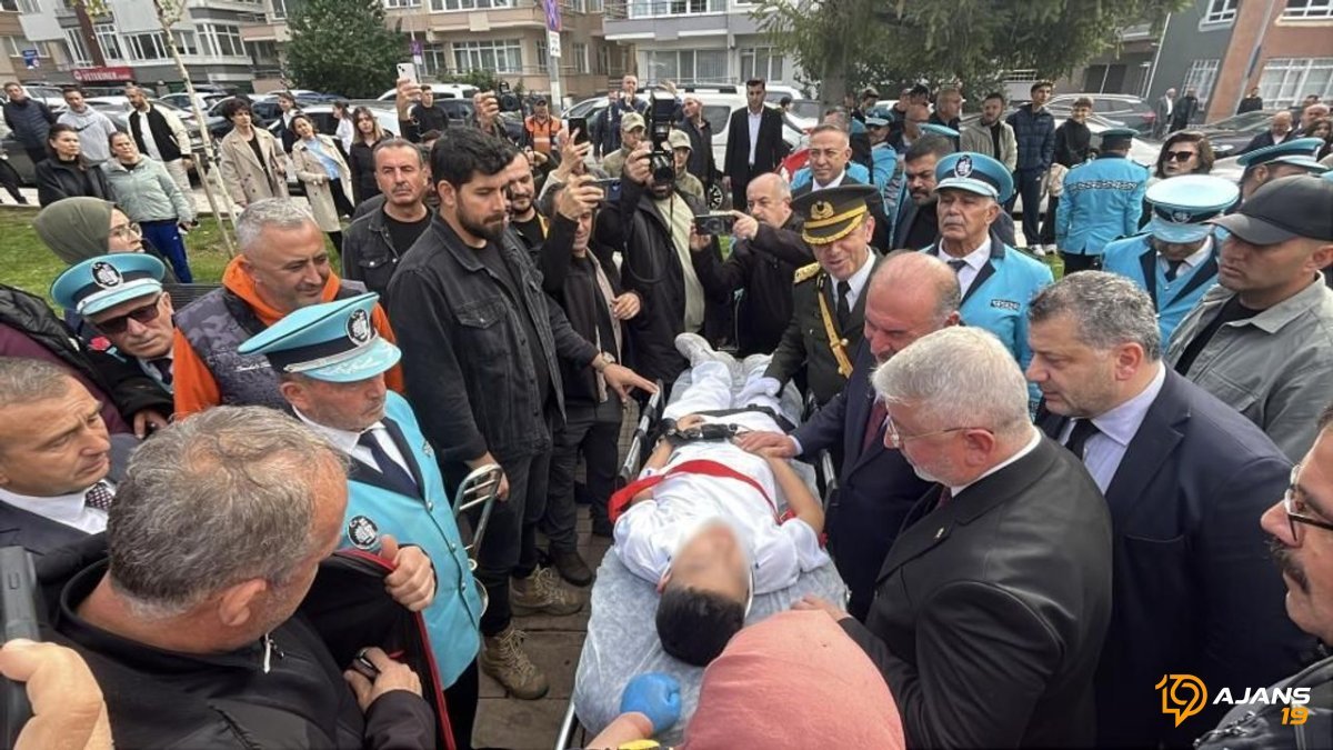 Cumhuriyet Bayramı Töreninde Şok Anlar: Bayılan Öğrenci Merdivenlerden Yuvarlandı!