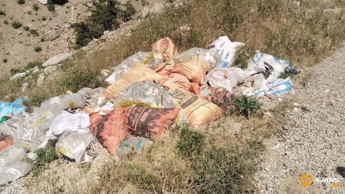 Çorum'da Çevre Felaketi: Bağ Evleri Moloz Dağlarıyla Kuşatıldı!